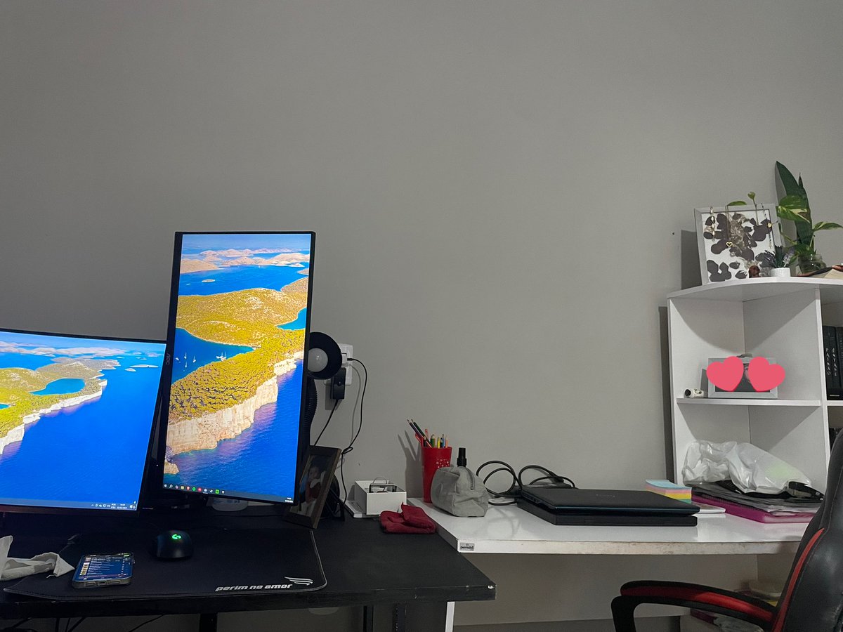 studywithmako's tweet image. Meus dois cantinhos (meu e do meu marido que eu uso também). Todas minhas tralhas ficam na gaveta e o que não cabe fica bagunçado 🥲