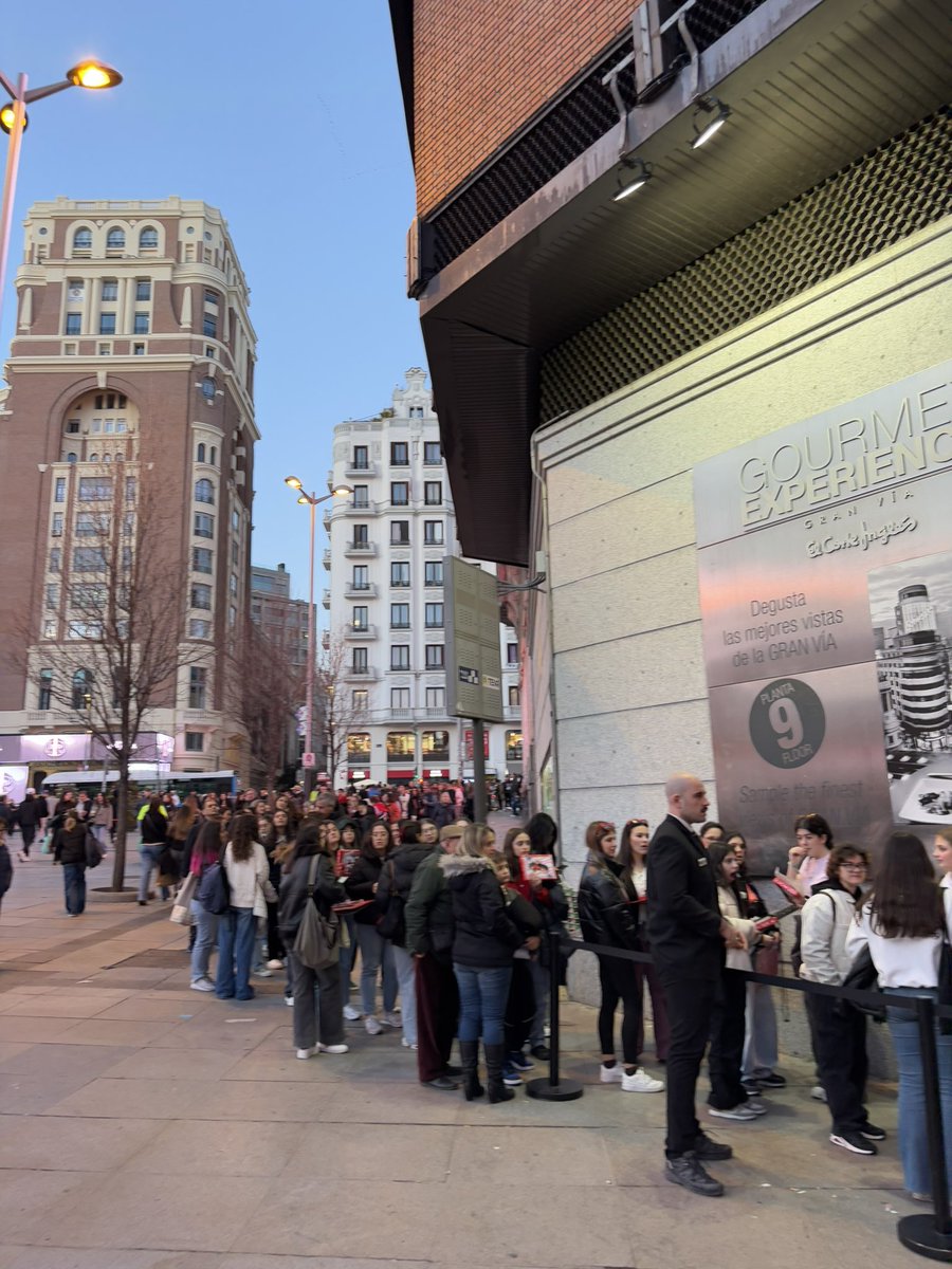 nos han ido subiendo por tandas y aún queda toda esta gente (y sigue dando la vuelta) CHIRA ES EL MOMENTO