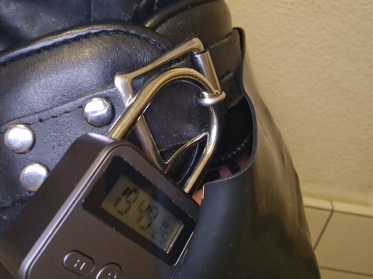 ZuriRubberBi's tweet photo. 10 minutes into a 20-hour-long locked in two layers of 0.8 mm rubber session https://t.co/EPT2kcxKc2