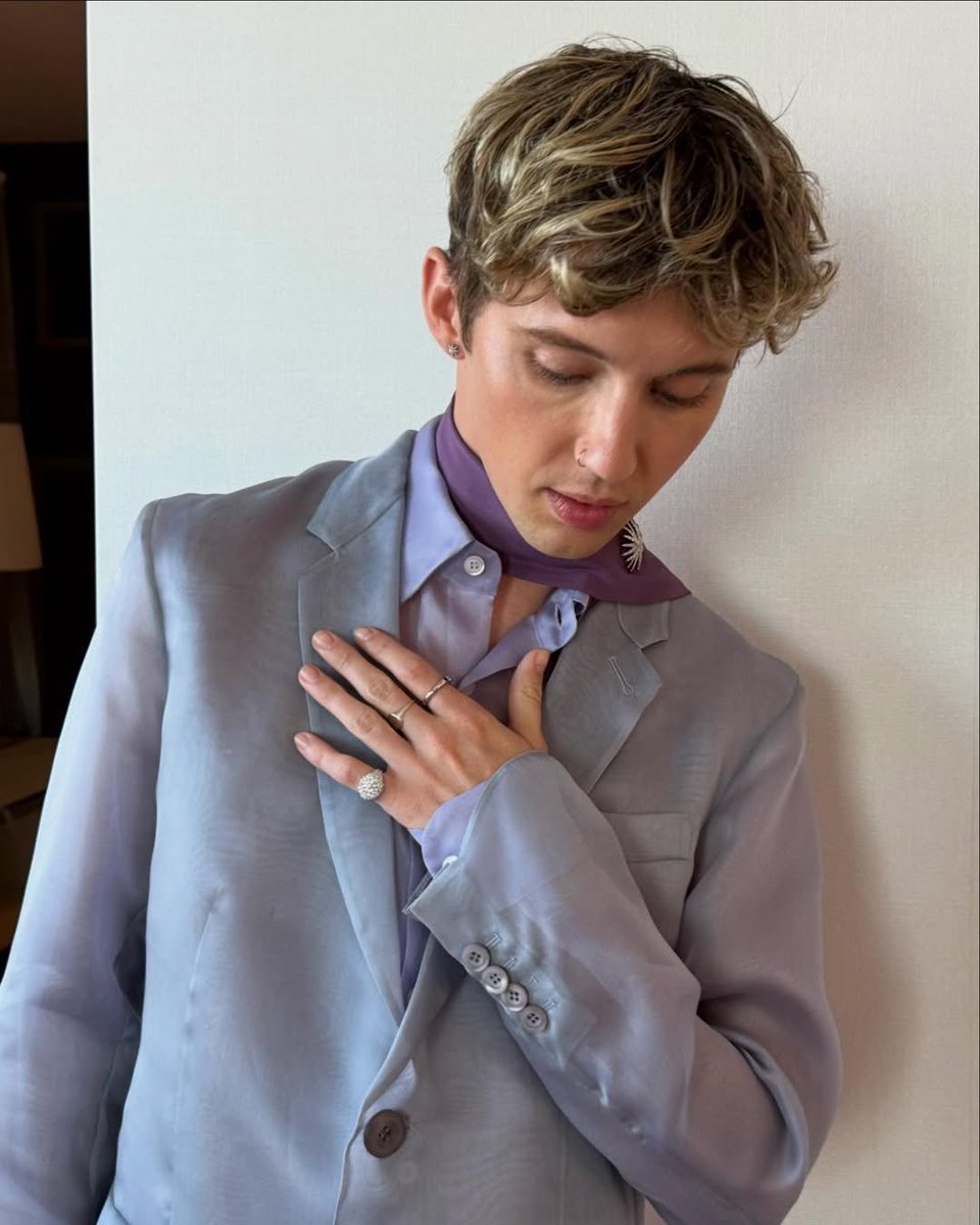 UpdatedTS's tweet photo. Troye dressed in PRADA for the #Grammys💜 https://t.co/27YHPph2W6