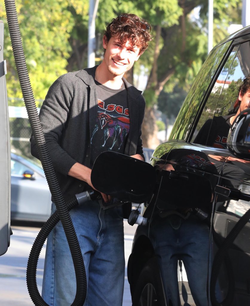 mediaTMU's tweet image. Shawn Mendes in LA yesterday