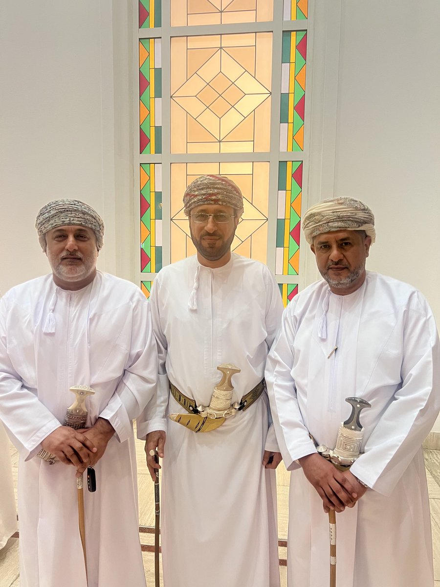 مع الاخوة الاعزاء والاصدقاء الاوفياء الشيخ /بدر بن علي الرواس رئيس نادي ظفار سابقا والشيخ /علي الرعود رئيس نادي صلالة بمجلس العائلة المالكة بمحافظة مسقط في لحظات تحمل الذكريات الجميلة والتي علقت في اذهاننا وكان للرياضة الفضل لها في معرفة هؤلاء الرجال اصحاب الاخلاق الرفيعة العالية