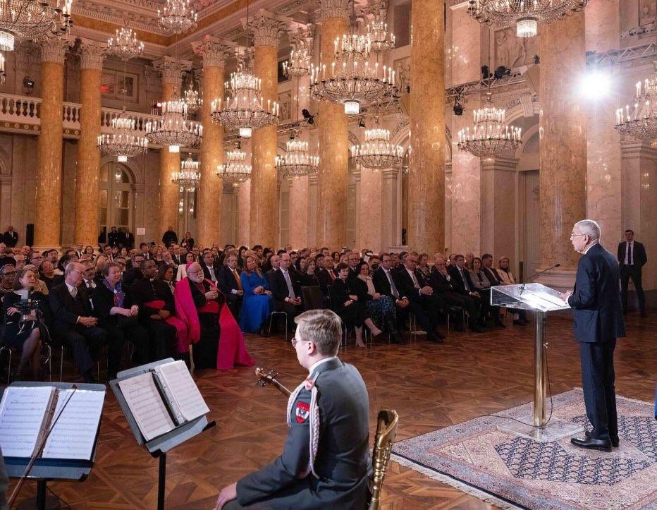 حضر المستشار محمد بن حمود بن عبدالعزيز البلوشي نائب رئيس البعثة، حفل الاستقبال السنوي الذي أقامه فخامة الرئيس النمساوي، الدكتور ألكسندر فان دير بيلين، للبعثات الدبلوماسية في فيينا.