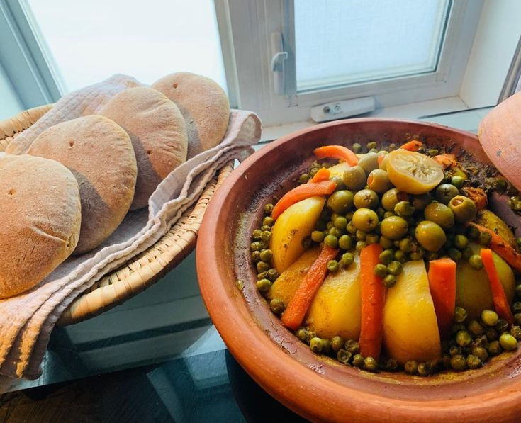 MounaNaceri's tweet photo. An authentic Moroccan tagine with beef, vegetables, spices, preserved lemon and olives.😋
#MoroccanTagine #MoroccanCuisine #MoroccanBread https://t.co/F37WJrozgs