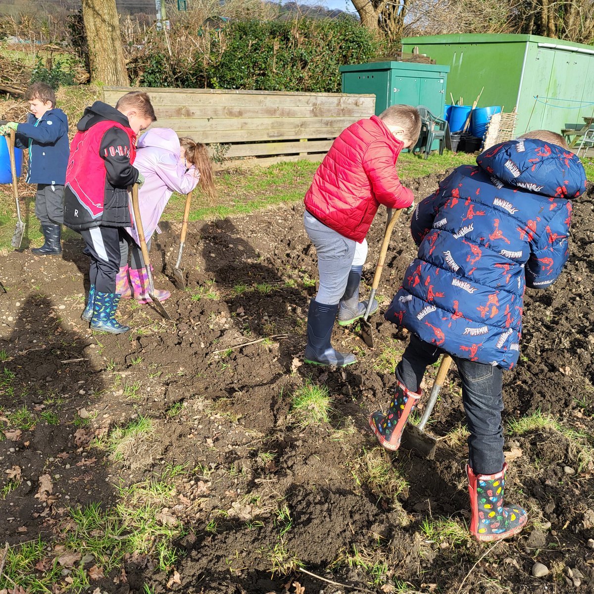 tynywernp's tweet photo. This #ChildrensMentalHealthWeek, remember to take care of your wellbeing by spending time outdoors! Whether it's gardening or just enjoying the fresh air, being outside can do wonders for your mental health. Puffins certainly felt the benefits today! 🌳 🌿 https://t.co/pBYUkztOWf
