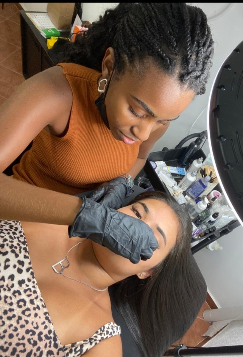 Oi, abençoadas
Meu nome é Mary Martins e sou designer de sobrancelhas com um amor imenso por realçar a beleza de cada pessoa. Comecei nessa jornada em 2019, mas estou atendendo oficialmente desde 2022.Tenho 25 anos e atendo com muito carinho aqui no Galeão, na Ilha do Governador