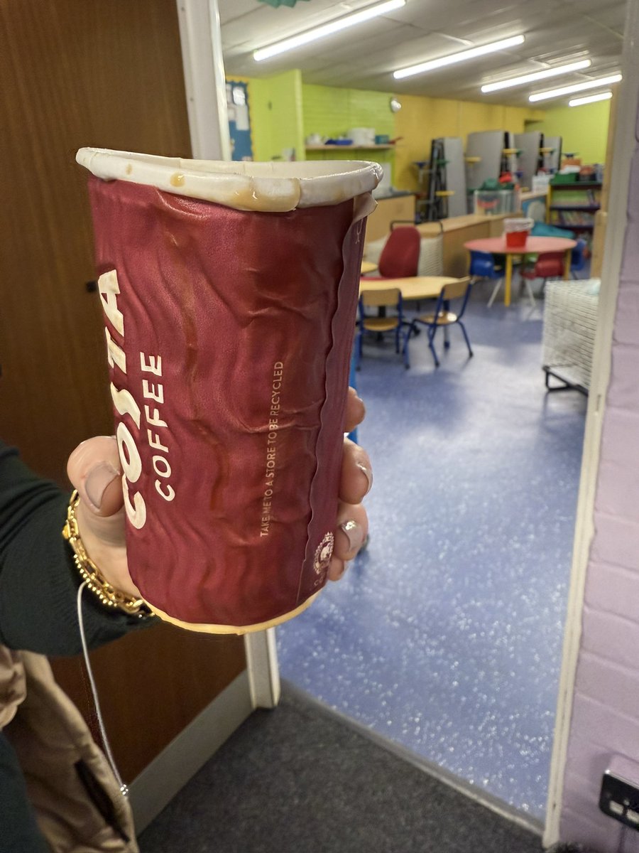 hstagg_'s tweet photo. @CostaCoffee got a coffee today, not sure what’s going on with your cups but the entire cup gave way and coffee went everywhere…? Waste of £5 https://t.co/yatylG1Cmi