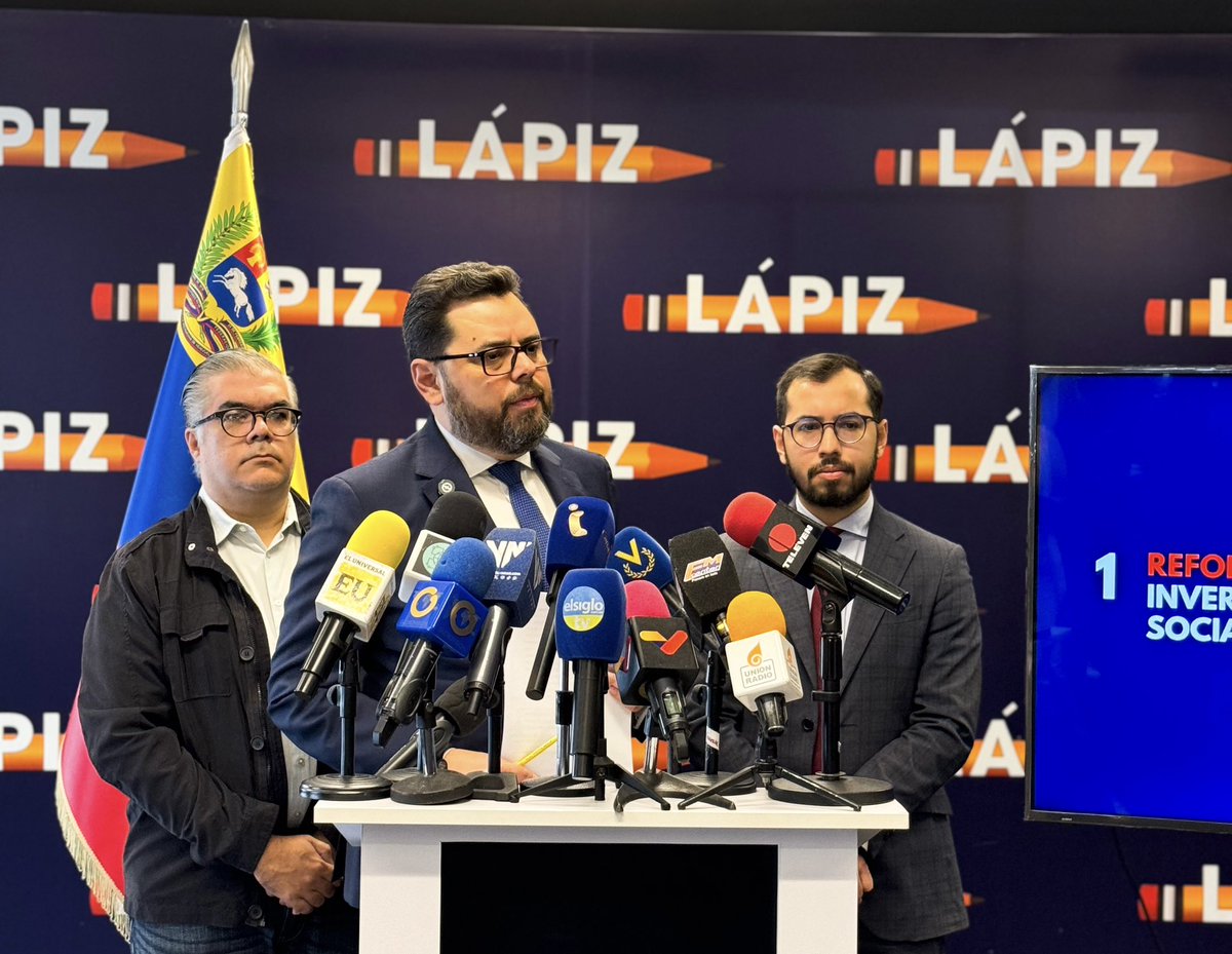 aecarri's tweet photo. "Los venezolanos no merecen estar saltando paredes en Nueva York"
Para ello planteamos cinco medidas urgentes para recuperar la economía y frenar la migración: ¡Basta de asfixiar a nuestra gente! 🚨🇻🇪

Aquí escribir sobre las trabas internas que impiden reactivar la economía nacional. 

1. Reforma de la Ley de Hidrocarburos: Competir para ganar inversiones,  y generar empleos dignos.

- Debemos reducir el government take a un 50%. El petróleo bajo tierra no da de comer, solo lo hace cuando lo producimos y lo vendemos, por eso debemos ser más atractivos fiscalmente que nuestros competidores regionales. O competimos, o nos quedamos sin recursos. 

- Codificar prácticas existentes con socios internacionales (por ejemplo, el marco operativo de Chevron) en la ley para garantizar la seguridad jurídica de los inversionistas extranjeros, o venezolanos, que traigan recursos económicos y tecnológicos a Venezuela.

Impacto esperado: Incremento de la inversión extranjera directa (IED) en el sector petrolero, mayor producción (con la meta de regresar a 3–4 millones de bpd) y creación de empleos en sectores relacionados.

2. Mayor apertura del mercado del gas: Desregulación al precio del gas en el mercado local y facilitar la exportación sin restricciones ineficientes.

-Crear incentivos para infraestructura privada (por ejemplo, gasoductos, plantas de procesamiento).

-Permitir que las reservas de gas costa afuera puedan ser extraídas y dirigidas directamente a los mercados internacionales.  Es importante entender que la exigencia de dirigir ese gas a tierra firme vía gasoducto aumenta significativamente el riesgo para los inversores de los proyectos y juega en contra del objetivo estratégico de maximizar producción y exportación en el menor tiempo posible.

-Venezuela posee la primera reserva de gas de América Latina, pero la regulación a los precios en el mercado del gas hacen inviable cualquier inversión, ya que los precios autorizados para la venta están debajo de los costos de producción. Como consecuencia nadie invierte. 

Impactó esperado: Un mercado de gas doméstico competitivo podría atraer $5–10 mil millones en IED en una década, generar más de 100.000 empleos y reducir los déficits energéticos.  Adicionalmente, la exportación de nuestro gas costa afuera pudiese llegar a representar en relativamente corto tiempo la 2da fuente de divisas al país, aportando varios millardos de dólares de exportaciones anuales.

3. Canje de deuda por acciones de empresas estatales arruinadas. Es inmoral que haya industrias paralizadas mientras la gente no tiene empleo ¡Hay que devolverle la productividad al país!

- Venezuela tiene más de $150 mil millones en deuda y miles de trabajadores atrapados en empresas estatales quebradas.

- Propongo un plan de “SWAPS Estratégicos”, canjeando bonos en default por participación en empresas públicas inactivas.

- “Es inmoral que haya industrias paralizadas mientras la gente no tiene empleo. Hay que reactivar estas empresas y devolverle la productividad al país”.

Impacto esperado: Reducción del monto total de la deuda externa, reactivación de la producción industrial, y obtención de beneficios y eficiencia del sector privado. La idea es restaurar la productividad mientras al mismo tiempo logramos disminuir nuestra deuda externa.

4. Reforma tributaria: Ampliando la base y simplificando el sistema. No más impuestos que condenan a la quiebra. Un sistema tributario justo atraerá inversión y generará empleos bien remunerados. 

Reducción progresiva del impuesto corporativo al 20–25% y eliminar gravámenes distorsionantes (por ejemplo, el IGTF).

5. Simplificación burocrática: Eliminar el infierno de los trámites. Aquí cuesta más abrir un negocio que cruzar la selva del Darién. No podemos seguir ahuyentando a quienes quieren trabajar y producir.

#2Feb