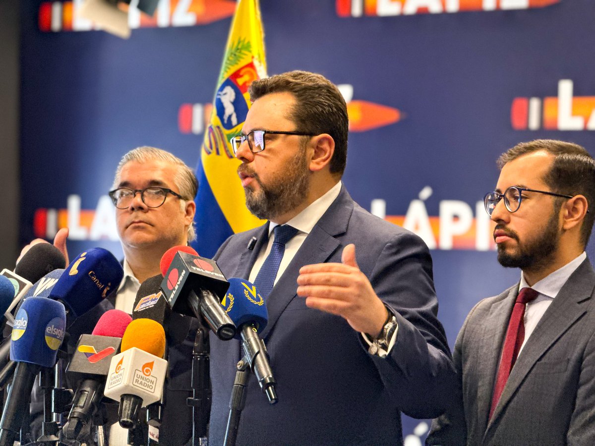 aecarri's tweet photo. "Los venezolanos no merecen estar saltando paredes en Nueva York"
Para ello planteamos cinco medidas urgentes para recuperar la economía y frenar la migración: ¡Basta de asfixiar a nuestra gente! 🚨🇻🇪

Aquí escribir sobre las trabas internas que impiden reactivar la economía nacional. 

1. Reforma de la Ley de Hidrocarburos: Competir para ganar inversiones,  y generar empleos dignos.

- Debemos reducir el government take a un 50%. El petróleo bajo tierra no da de comer, solo lo hace cuando lo producimos y lo vendemos, por eso debemos ser más atractivos fiscalmente que nuestros competidores regionales. O competimos, o nos quedamos sin recursos. 

- Codificar prácticas existentes con socios internacionales (por ejemplo, el marco operativo de Chevron) en la ley para garantizar la seguridad jurídica de los inversionistas extranjeros, o venezolanos, que traigan recursos económicos y tecnológicos a Venezuela.

Impacto esperado: Incremento de la inversión extranjera directa (IED) en el sector petrolero, mayor producción (con la meta de regresar a 3–4 millones de bpd) y creación de empleos en sectores relacionados.

2. Mayor apertura del mercado del gas: Desregulación al precio del gas en el mercado local y facilitar la exportación sin restricciones ineficientes.

-Crear incentivos para infraestructura privada (por ejemplo, gasoductos, plantas de procesamiento).

-Permitir que las reservas de gas costa afuera puedan ser extraídas y dirigidas directamente a los mercados internacionales.  Es importante entender que la exigencia de dirigir ese gas a tierra firme vía gasoducto aumenta significativamente el riesgo para los inversores de los proyectos y juega en contra del objetivo estratégico de maximizar producción y exportación en el menor tiempo posible.

-Venezuela posee la primera reserva de gas de América Latina, pero la regulación a los precios en el mercado del gas hacen inviable cualquier inversión, ya que los precios autorizados para la venta están debajo de los costos de producción. Como consecuencia nadie invierte. 

Impactó esperado: Un mercado de gas doméstico competitivo podría atraer $5–10 mil millones en IED en una década, generar más de 100.000 empleos y reducir los déficits energéticos.  Adicionalmente, la exportación de nuestro gas costa afuera pudiese llegar a representar en relativamente corto tiempo la 2da fuente de divisas al país, aportando varios millardos de dólares de exportaciones anuales.

3. Canje de deuda por acciones de empresas estatales arruinadas. Es inmoral que haya industrias paralizadas mientras la gente no tiene empleo ¡Hay que devolverle la productividad al país!

- Venezuela tiene más de $150 mil millones en deuda y miles de trabajadores atrapados en empresas estatales quebradas.

- Propongo un plan de “SWAPS Estratégicos”, canjeando bonos en default por participación en empresas públicas inactivas.

- “Es inmoral que haya industrias paralizadas mientras la gente no tiene empleo. Hay que reactivar estas empresas y devolverle la productividad al país”.

Impacto esperado: Reducción del monto total de la deuda externa, reactivación de la producción industrial, y obtención de beneficios y eficiencia del sector privado. La idea es restaurar la productividad mientras al mismo tiempo logramos disminuir nuestra deuda externa.

4. Reforma tributaria: Ampliando la base y simplificando el sistema. No más impuestos que condenan a la quiebra. Un sistema tributario justo atraerá inversión y generará empleos bien remunerados. 

Reducción progresiva del impuesto corporativo al 20–25% y eliminar gravámenes distorsionantes (por ejemplo, el IGTF).

5. Simplificación burocrática: Eliminar el infierno de los trámites. Aquí cuesta más abrir un negocio que cruzar la selva del Darién. No podemos seguir ahuyentando a quienes quieren trabajar y producir.

#2Feb