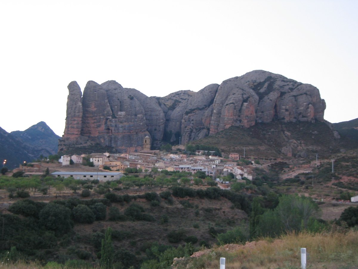 JESUS_M_GN's tweet photo. Los viajes internacionales están muy bien, pero en España tenemos mucho y bueno, por ejemplo "Los Mallos", una extraordinaria formación geológica con moles de paredes verticales de ¡casi 300 m. de altura! de un color rojo-anaranjado encendido, con el pueblo de #Riglos, #Huesca a sus pies, formando el conjunto una postal maravillosa.
En esta formación rocosa destaca El Puro, una fina aguja que se separa del Mallo.

Lugar idóneo para la observación de buitres, alimoches, quebrantahuesos y águilas y "escuchar" el silencio, solo roto por el graznido de las aves.
¡¡NATURALEZA EN VENA!!😀

Paraíso para escaladores, una estela recuerda a los  escaladores han perdido la vida mientras escalaban estas impresionantes moles.
