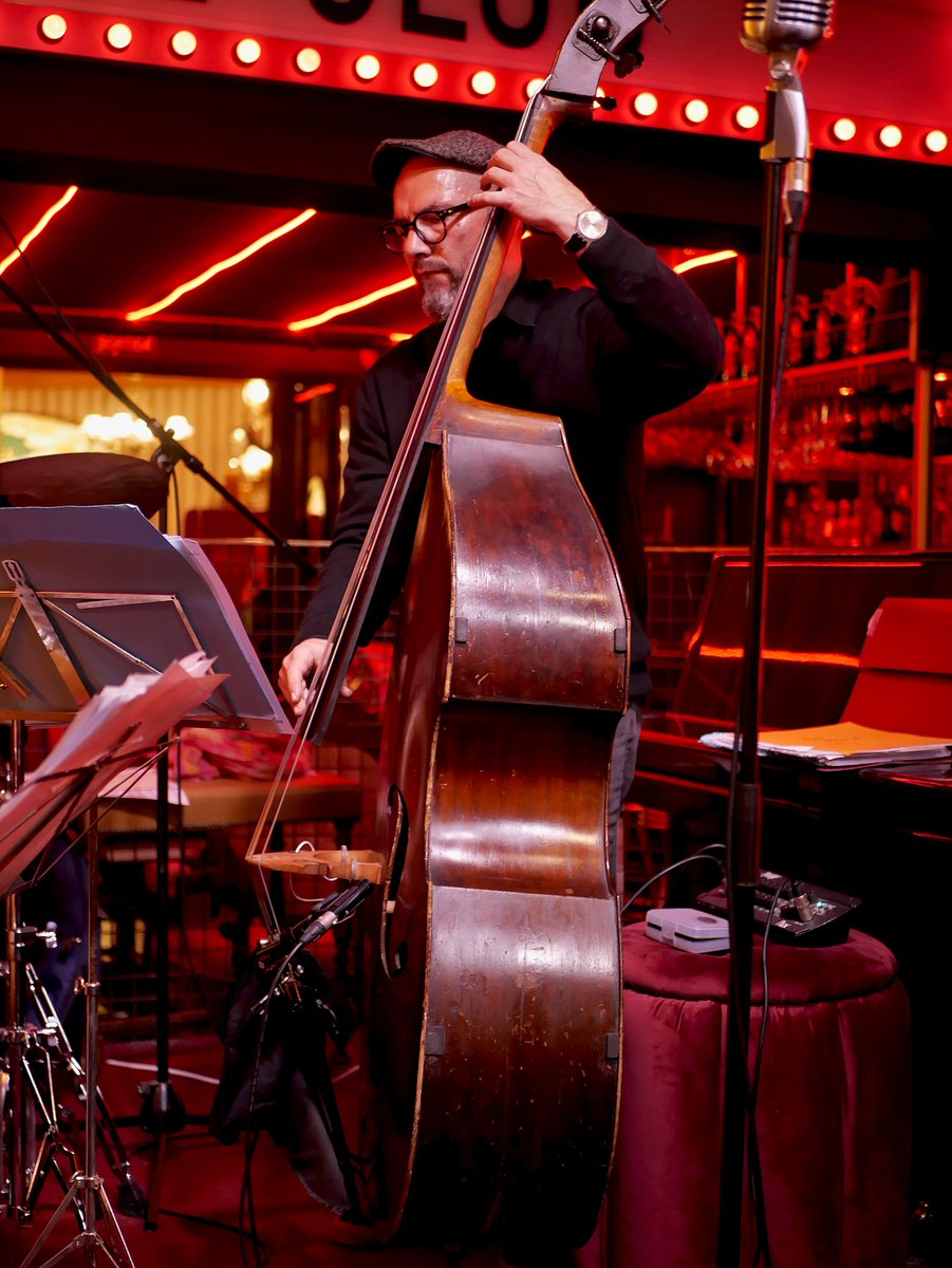 amjmcat's tweet photo. 🎶 El passat divendres 31/01, JORDI MESTRES VOLATILE TRIO va brillar al Cicle Austin's Diner! Jordi Mestres Gassó (contrabaix), Miguel “Pintxo” Villar (saxo tenor) i Pep Mula Forné (bateria) van oferir una nit de jazz inoblidable.
Gràcies per acompanyar-nos!
#JazzBCN #AMJM https://t.co/CoWL6C3b7W
