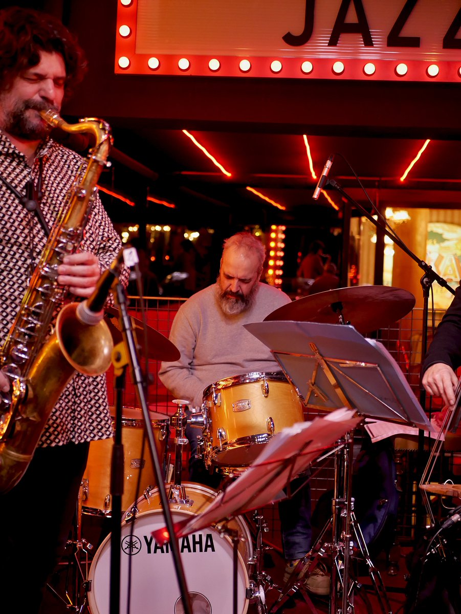 amjmcat's tweet photo. 🎶 El passat divendres 31/01, JORDI MESTRES VOLATILE TRIO va brillar al Cicle Austin's Diner! Jordi Mestres Gassó (contrabaix), Miguel “Pintxo” Villar (saxo tenor) i Pep Mula Forné (bateria) van oferir una nit de jazz inoblidable.
Gràcies per acompanyar-nos!
#JazzBCN #AMJM https://t.co/CoWL6C3b7W