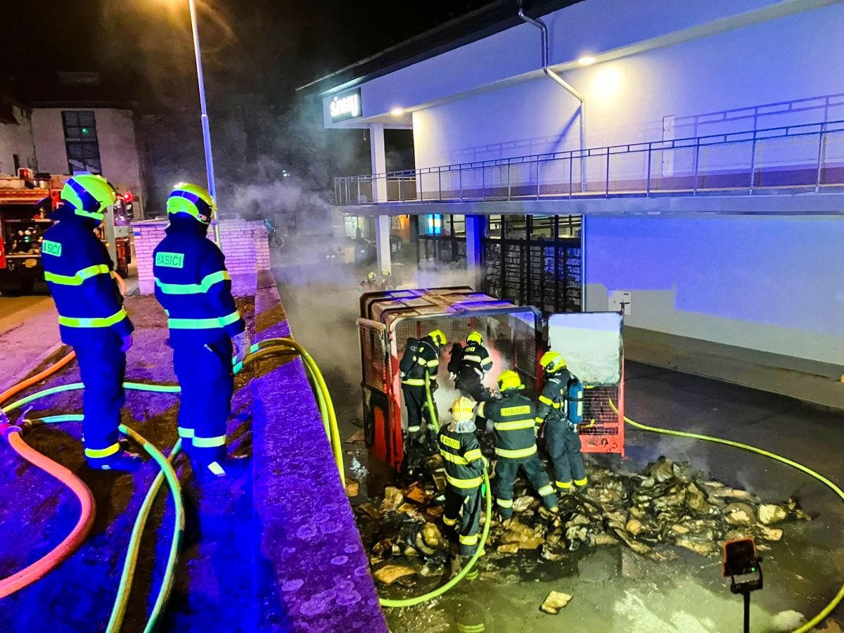 hasicifrenstat's tweet photo. V pondělí 3. února 2025 jsme zasahovali u požáru kontejneru s papírem vedle obchodního centra Kyčera ve Frenštátě pod Radhoštěm. Při našem příjezdu byl kontejner zcela zasažen plamenným hořením, nedošlo k žádnému zranění a škodě na okolním majetku. https://t.co/PSpB9ToMHa https://t.co/8sSPRYOIwX