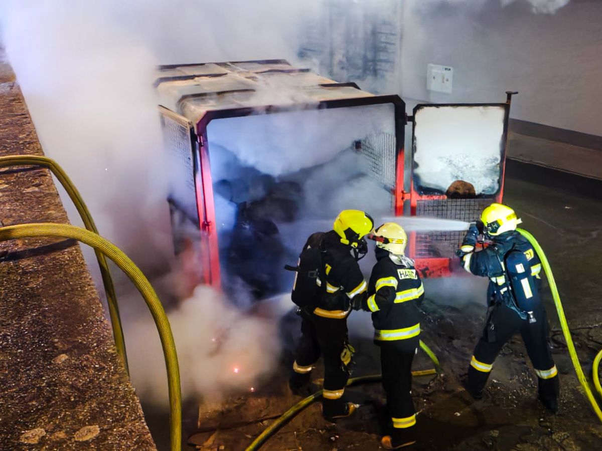 hasicifrenstat's tweet photo. V pondělí 3. února 2025 jsme zasahovali u požáru kontejneru s papírem vedle obchodního centra Kyčera ve Frenštátě pod Radhoštěm. Při našem příjezdu byl kontejner zcela zasažen plamenným hořením, nedošlo k žádnému zranění a škodě na okolním majetku. https://t.co/PSpB9ToMHa https://t.co/8sSPRYOIwX