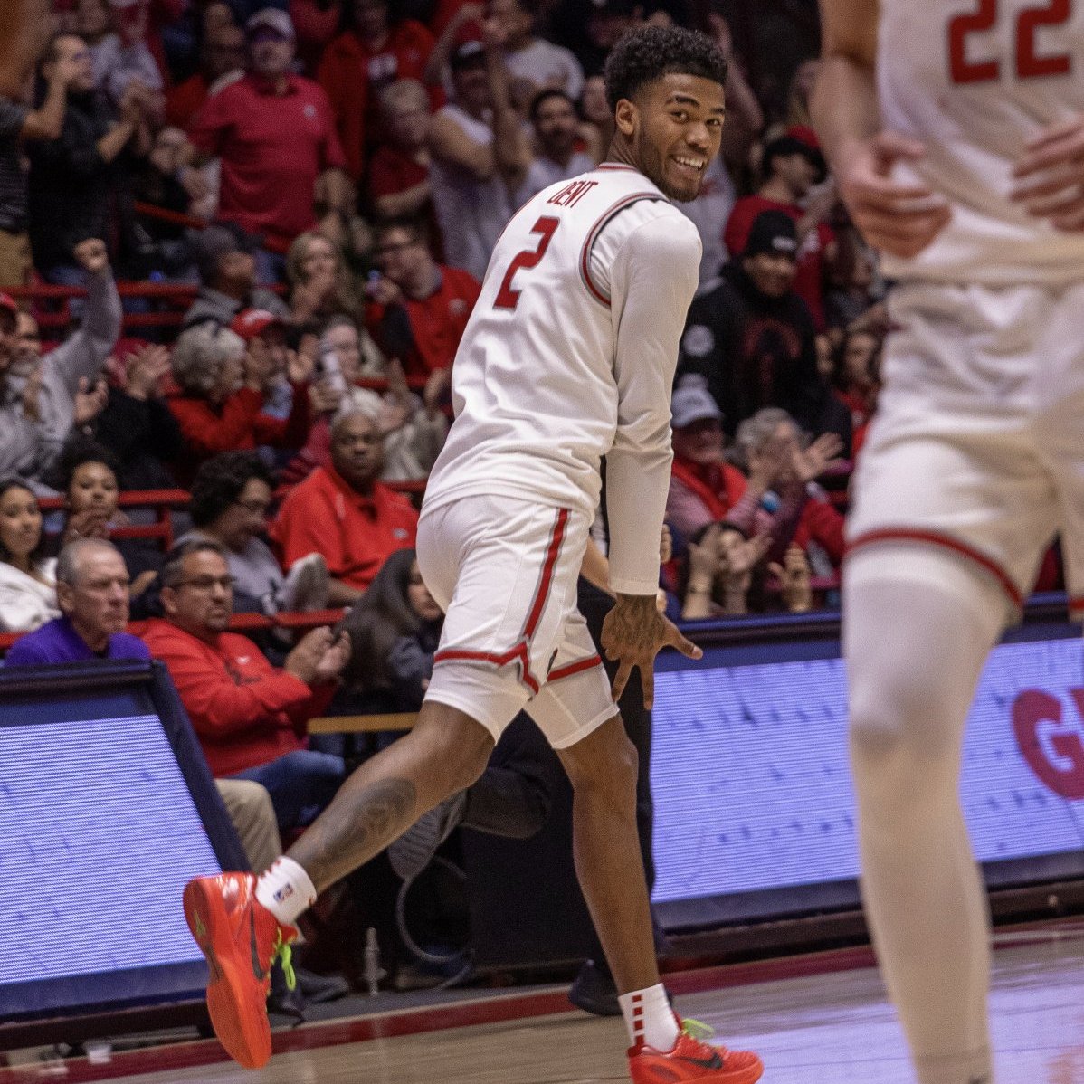 New Mexico guard Donovan Dent this season:

19.4 PPG
6.6 APG
50.2 FG%
36.1 3PT%
1.5 SPG

Not named as a Bob Cousy (Nation's Best PG) finalist. Disrespectful.
