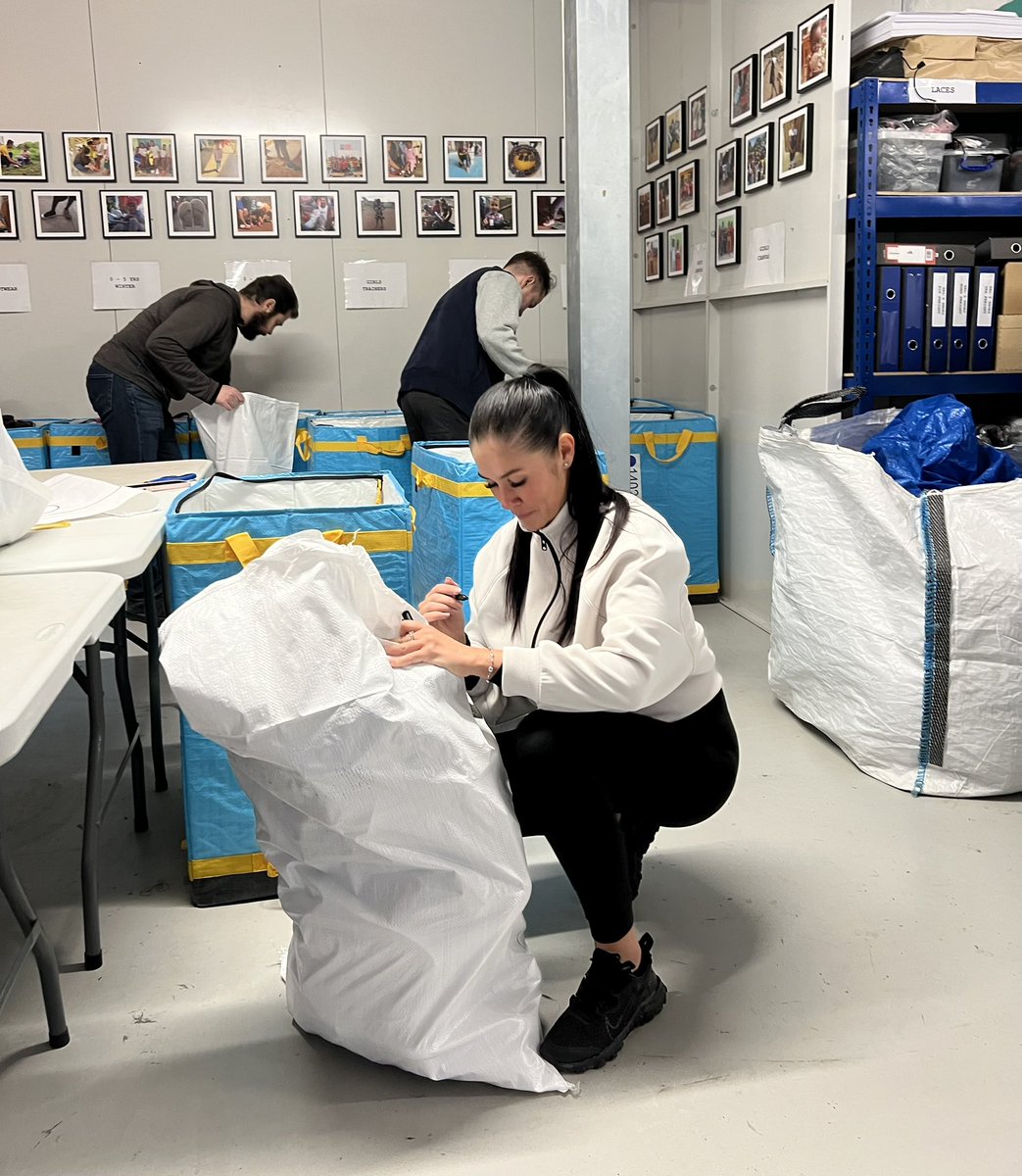 4 corporate volunteers from <a href="/Hoaresbank/">C. Hoare & Co.</a> 
A day spent doing good during a corporate #volunteering day 
And a positive impact about to be made on the lives of over 1,800 children in need across 2 continents 🌎🎥👉🏼 instagram.com/reel/DFn6cN4sV…
#giveback #dogood