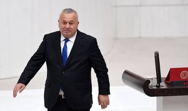 genco_19233's tweet photo. Cemal Enginyurt adamlık dersi verdi !! 

Büyük çoğunlukta  CHP seçmeninin oyuyla Milletvekili olduğum için başka parti düşünmedim dedi !! 

Helal Olsun Cemal abi . 

Başkaları gibi Muhalif seçmenden oy alıp iktidar partisine gidenleride gördük ne haldeler !.. 

@cenginyurt52 https://t.co/KZkRpJgPwc