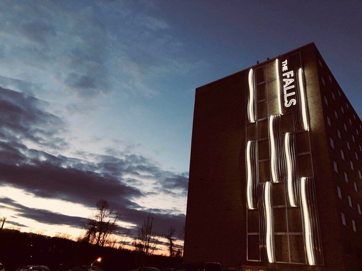 Everylite's tweet photo. Experience the art of architectural illumination with EverNeon Freedom. At The Falls, we created a striking vertical display inspired by cascading waters. With seamless design and versatile bending, it brings creative visions to life. 

Learn more: https://t.co/nlbQAZVaGo https://t.co/LsOZyKgLEL
