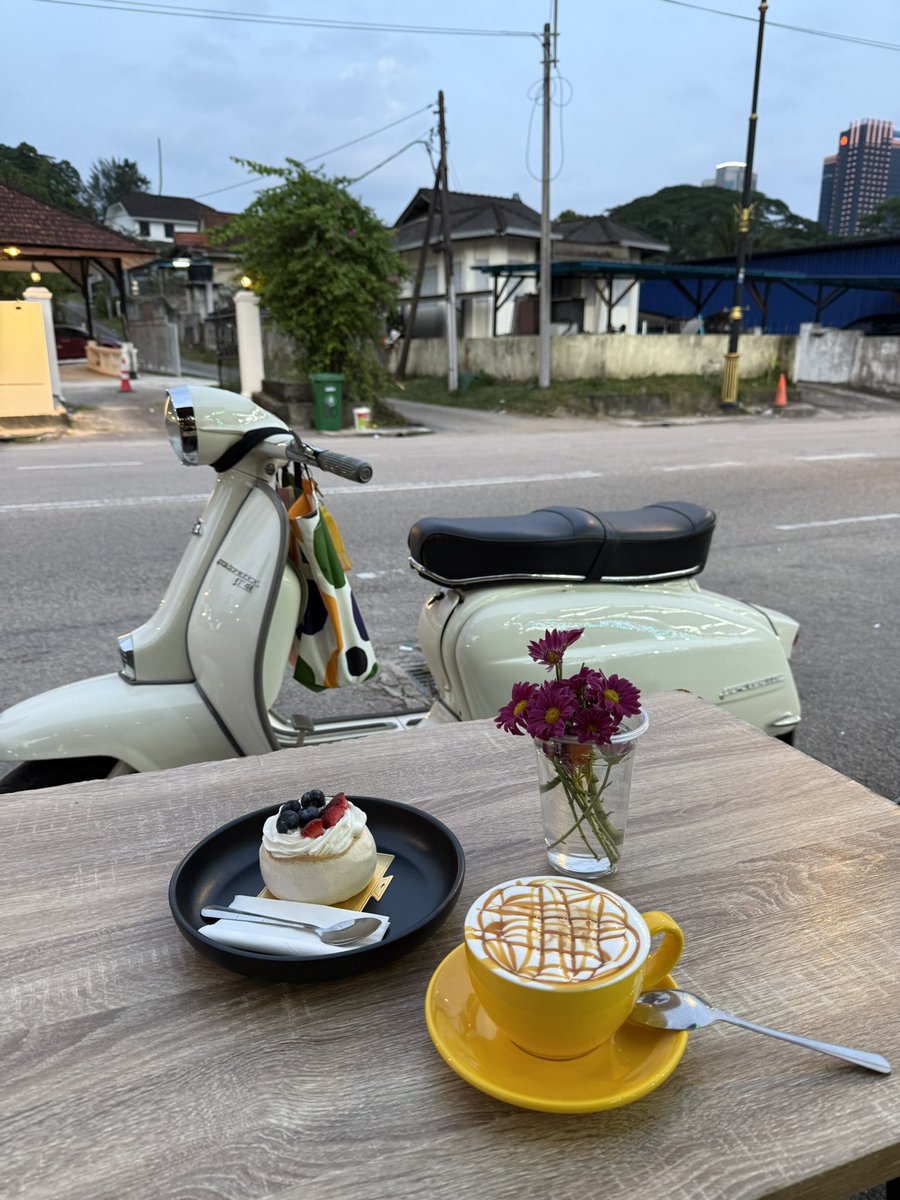 MeezamAzmi's tweet photo. se-petang bersama pavlova dan jagung fav aku :) https://t.co/2O4oab9I0k