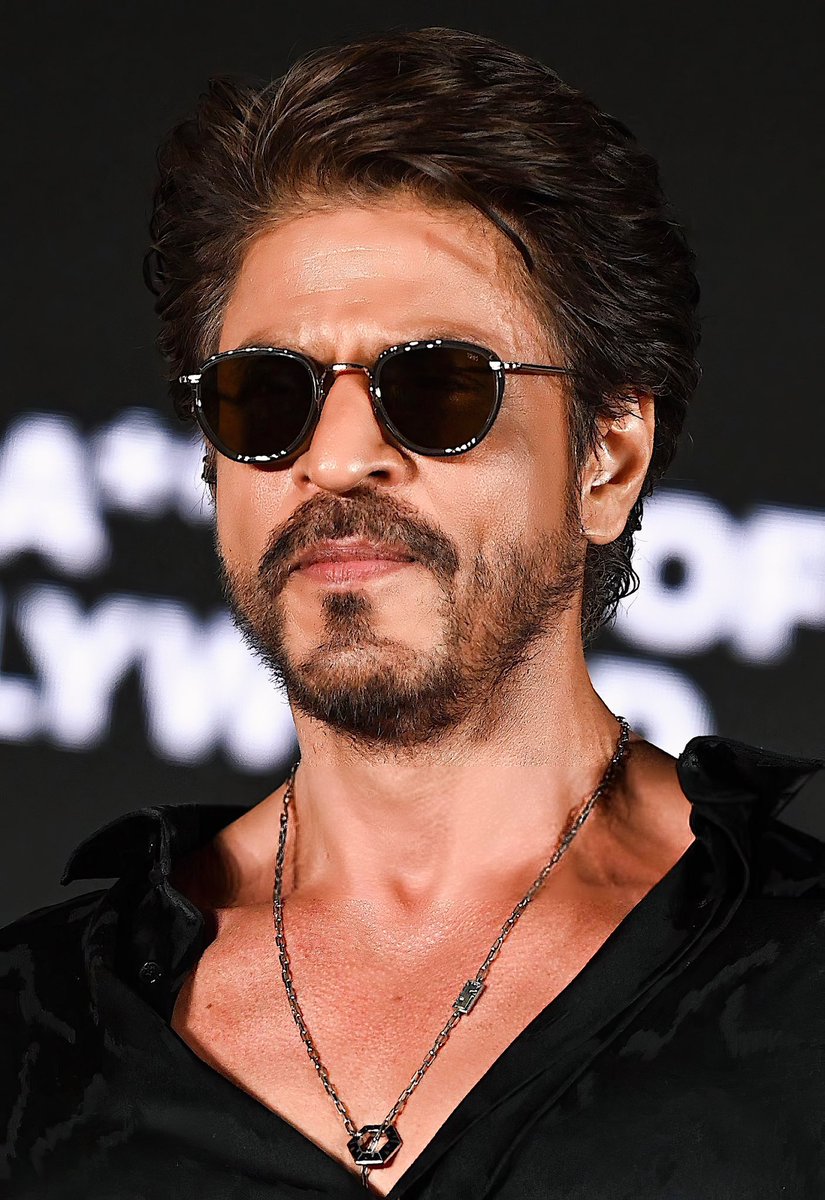 iamharryghai's tweet photo. Red chillies waalon , agar Shah sir ke chehre pe kuch ulat pulat kiya “KING” mein toh office pe pathhar maarke jaaunga ! 

Banda naturally itna handsome haii bhaii https://t.co/occUpOrjhB