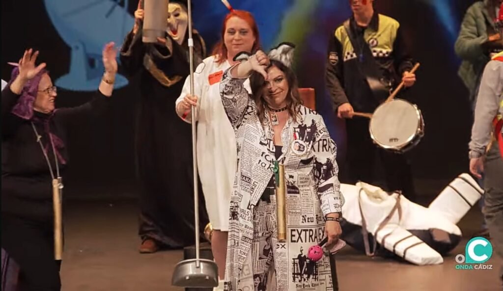 JulianMaciasT's tweet photo. Katy Balber fue la persona que se coló en el Carnaval de Cádiz liderando una chirigota negacionista que fue un escándalo, pero antes ya se coló en VOX siendo responsable de afiliación en Cádiz, en un pleno del Ayto de Burgos y en las manifestaciones del campo con Lola Guzmán. https://t.co/ZnM0HazYJX