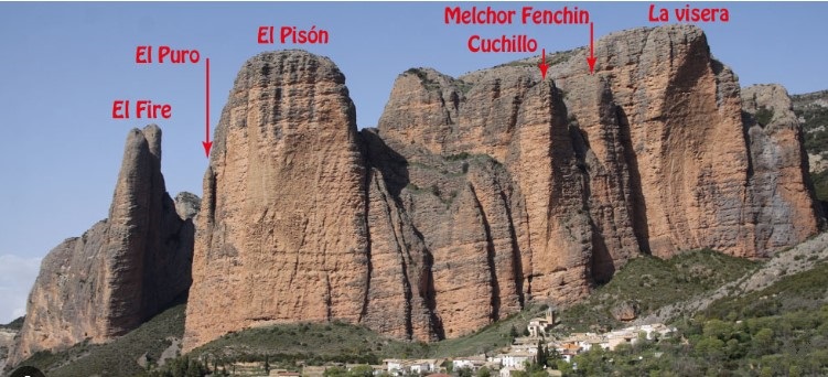JESUS_M_GN's tweet photo. Los viajes internacionales están muy bien, pero en España tenemos mucho y bueno, por ejemplo "Los Mallos", una extraordinaria formación geológica con moles de paredes verticales de ¡casi 300 m. de altura! de un color rojo-anaranjado encendido, con el pueblo de #Riglos, #Huesca a sus pies, formando el conjunto una postal maravillosa.
En esta formación rocosa destaca El Puro, una fina aguja que se separa del Mallo.

Lugar idóneo para la observación de buitres, alimoches, quebrantahuesos y águilas y "escuchar" el silencio, solo roto por el graznido de las aves.
¡¡NATURALEZA EN VENA!!😀

Paraíso para escaladores, una estela recuerda a los  escaladores han perdido la vida mientras escalaban estas impresionantes moles.