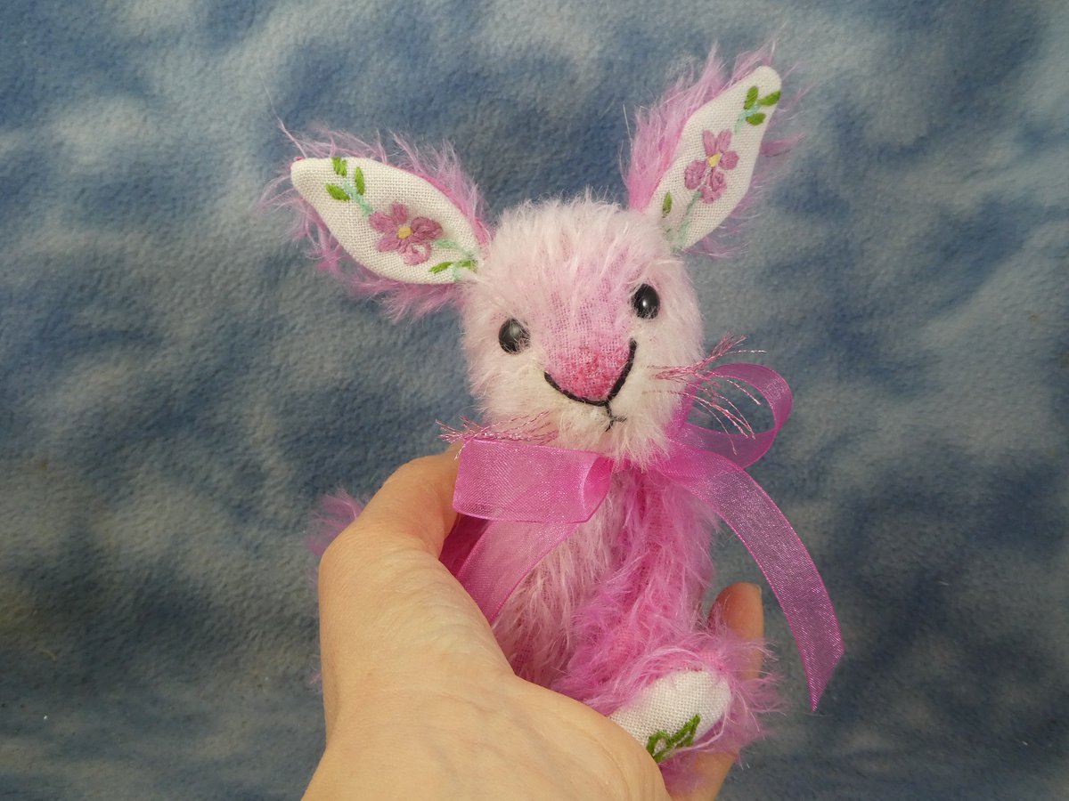 Adorable little Eliza is the sweetest pink fluffy bunny! Fully jointed and featuring vintage embroidered linen paws and ears. Like all #BramberBears she is a One of a Kind creation🎀 bramberbears.etsy.com/uk/listing/185…