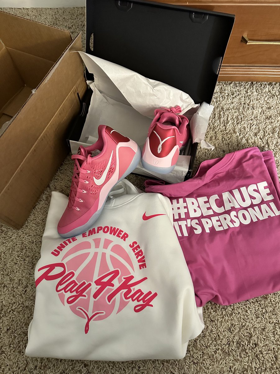 debbieantonelli's tweet photo. This is a special day @KayYowFund @nikebasketball @PackWomensBball
Thank you Ashley Houts Mike Egan & many Nike friends that make a difference in the fight vs cancer today & everyday
#becauseitspersonal
Love this special package to share awareness https://t.co/KhfWNJDyD8