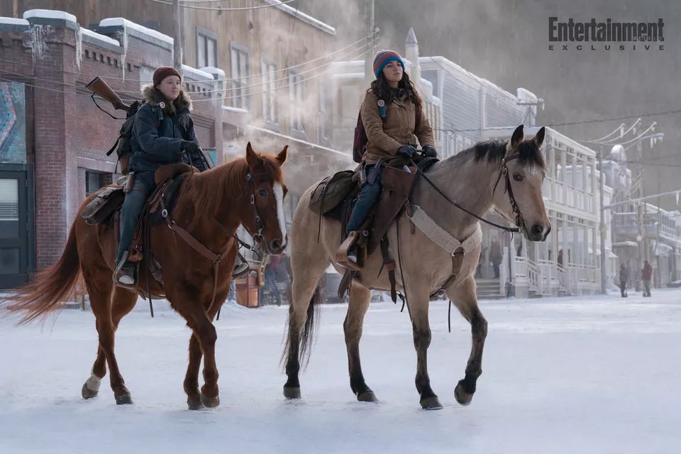DiscussingFilm's tweet photo. New look at Bella Ramsey and Isabela Merced as Ellie and Dina in ‘THE LAST OF US’ Season 2

(Source: @EW) https://t.co/8FK8gvQmpG
