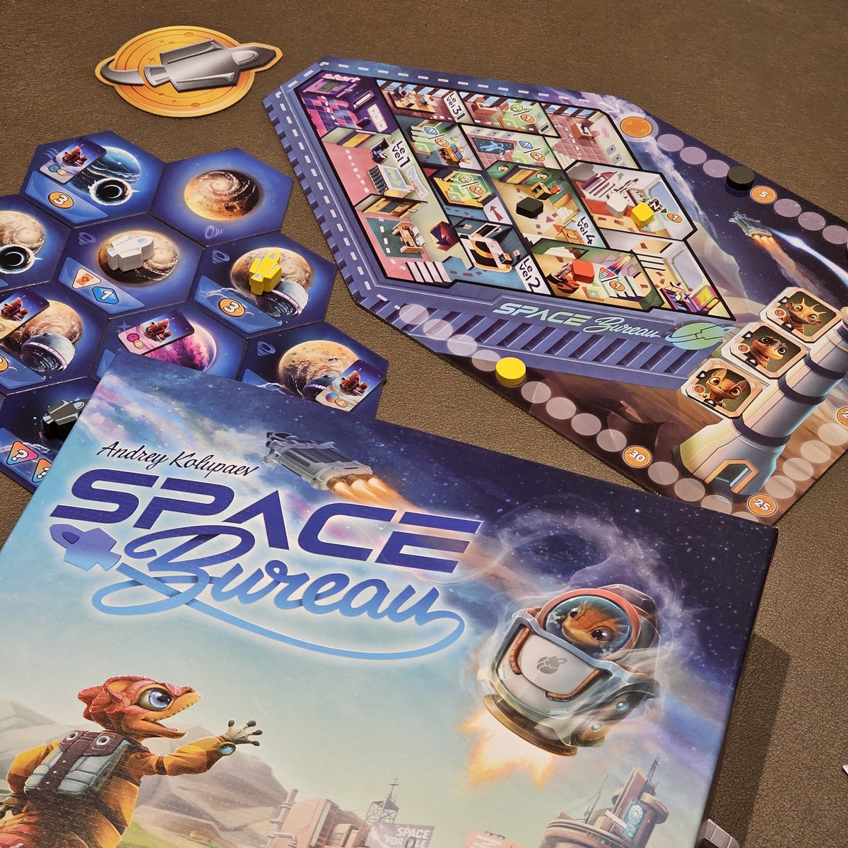 🚀 Space Bureau 🚀

👥 1-4 🎂 10+ ⏳60'

Un joc de l'Andrey Kolupaev que edita <a href="/HobbyWorldInt/">Hobby World</a> gaudirem d'un joc familiar (una mica plus) que apreta més del que aparenta aquesta amistosa il·lustració.