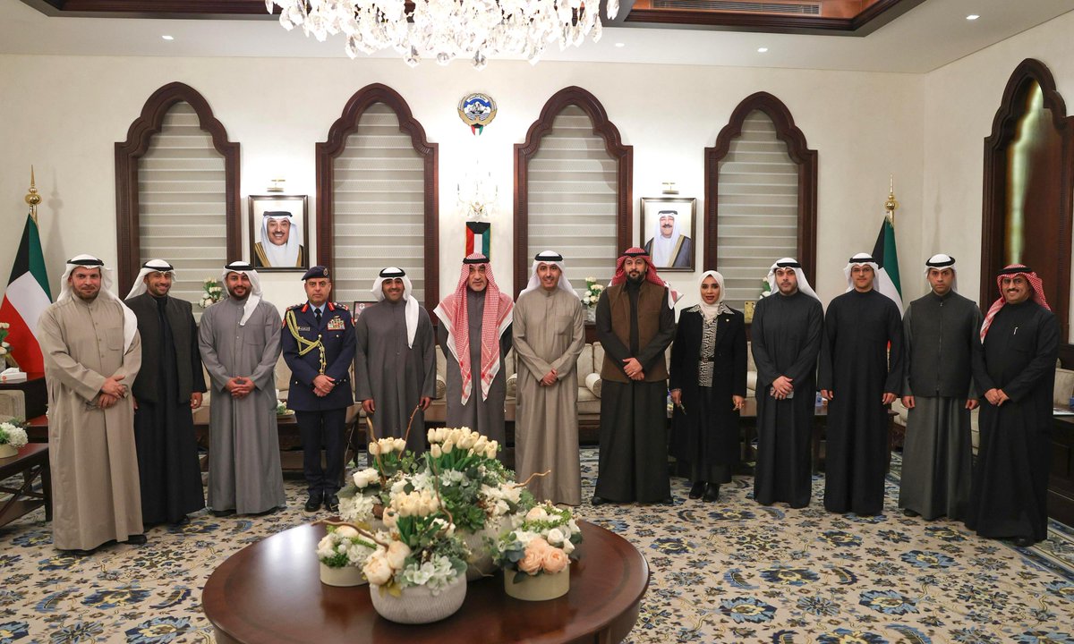 KuwaitArmyGHQ's tweet photo. معالي النائب الأول لرئيس مجلس الوزراء و #وزير_الدفاع ووزير الداخلية يلتقي أعضاء سفارة دولة الكويت والضباط الكويتيين الدارسين في الأردن

التقى معالي النائب الأول لرئيس مجلس الوزراء ووزير الدفاع ووزير الداخلية، الشيخ فهد يوسف سعود الصباح، مساء اليوم بسعادة سفير دولة الكويت لدى المملكة الأردنية الهاشمية السيد حمد راشد المري، وأعضاء السفارة الكوي��ية، حيث أشاد معاليه بجهود البعثة الدبلوماسية الكويتية في تعزيز العلاقات الثنائية بين البلدين الشقيقين.

كما التقى معاليه بالضباط الكويتيين الدارسين في الكليات العسكرية الأردنية، مشيداً بجدهم واجتهادهم في تحصيل العلوم العسكرية والأكاديمية، التي تسهم في تأهيلهم لخدمة وطنهم.

#الجيش_الكويتي
