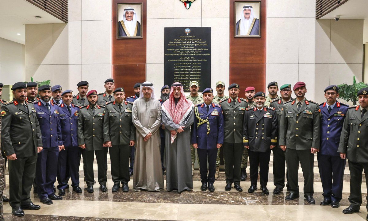 KuwaitArmyGHQ's tweet photo. معالي النائب الأول لرئيس مجلس الوزراء و #وزير_الدفاع ووزير الداخلية يلتقي أعضاء سفارة دولة الكويت والضباط الكويتيين الدارسين في الأردن

التقى معالي النائب الأول لرئيس مجلس الوزراء ووزير الدفاع ووزير الداخلية، الشيخ فهد يوسف سعود الصباح، مساء اليوم بسعادة سفير دولة الكويت لدى المملكة الأردنية الهاشمية السيد حمد راشد المري، وأعضاء السفارة الكوي��ية، حيث أشاد معاليه بجهود البعثة الدبلوماسية الكويتية في تعزيز العلاقات الثنائية بين البلدين الشقيقين.

كما التقى معاليه بالضباط الكويتيين الدارسين في الكليات العسكرية الأردنية، مشيداً بجدهم واجتهادهم في تحصيل العلوم العسكرية والأكاديمية، التي تسهم في تأهيلهم لخدمة وطنهم.

#الجيش_الكويتي