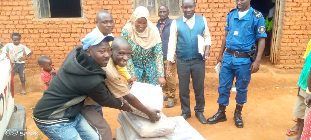 CommuneMakamba's tweet photo. #Burundi, kur'uyu wa mbere 3/2/2025, Nyakwubahwa Musitanteri wa Komine Makamba yagendeye abenegihugu bo kumutumba ya Canda, Kurara n'a Nyankara. Yagiye yitwaje igikemanyi c'imifuka 7 y'isima kw'ishule rutoya rya Canda 2, yabashikirije kandi n'ibikoresho vyogukora amazi.../... https://t.co/obGLhJnm8H