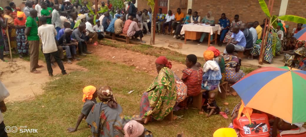 CommuneMakamba's tweet photo. #Burundi, kur'uyu wa mbere 3/2/2025, Nyakwubahwa Musitanteri wa Komine Makamba yagendeye abenegihugu bo kumutumba ya Canda, Kurara n'a Nyankara. Yagiye yitwaje igikemanyi c'imifuka 7 y'isima kw'ishule rutoya rya Canda 2, yabashikirije kandi n'ibikoresho vyogukora amazi.../... https://t.co/obGLhJnm8H