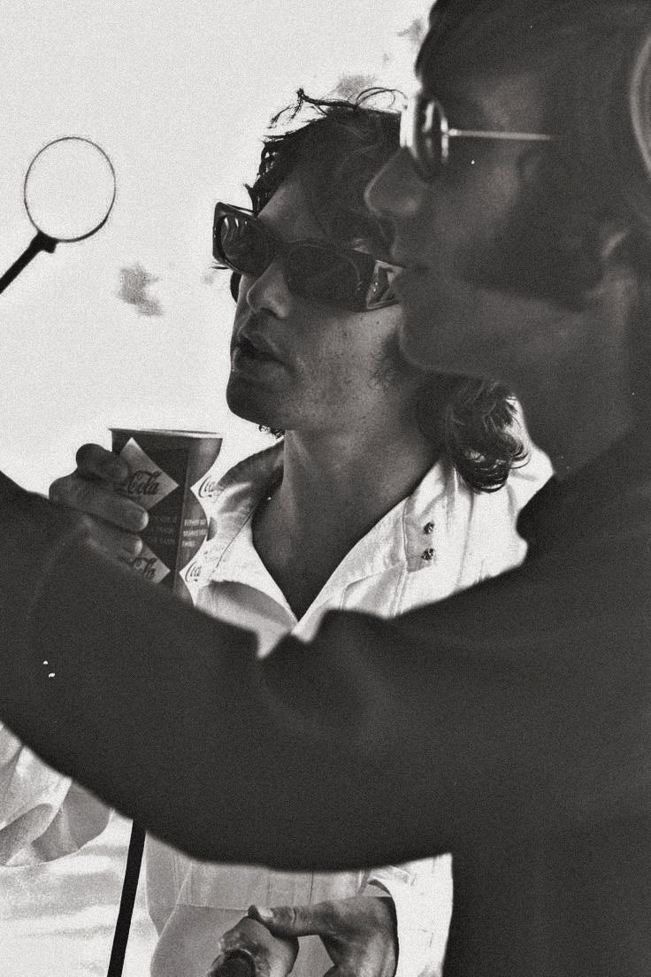 mojorised's tweet photo. Jim Morrison eating a hotdog https://t.co/0LHWnqhgFj