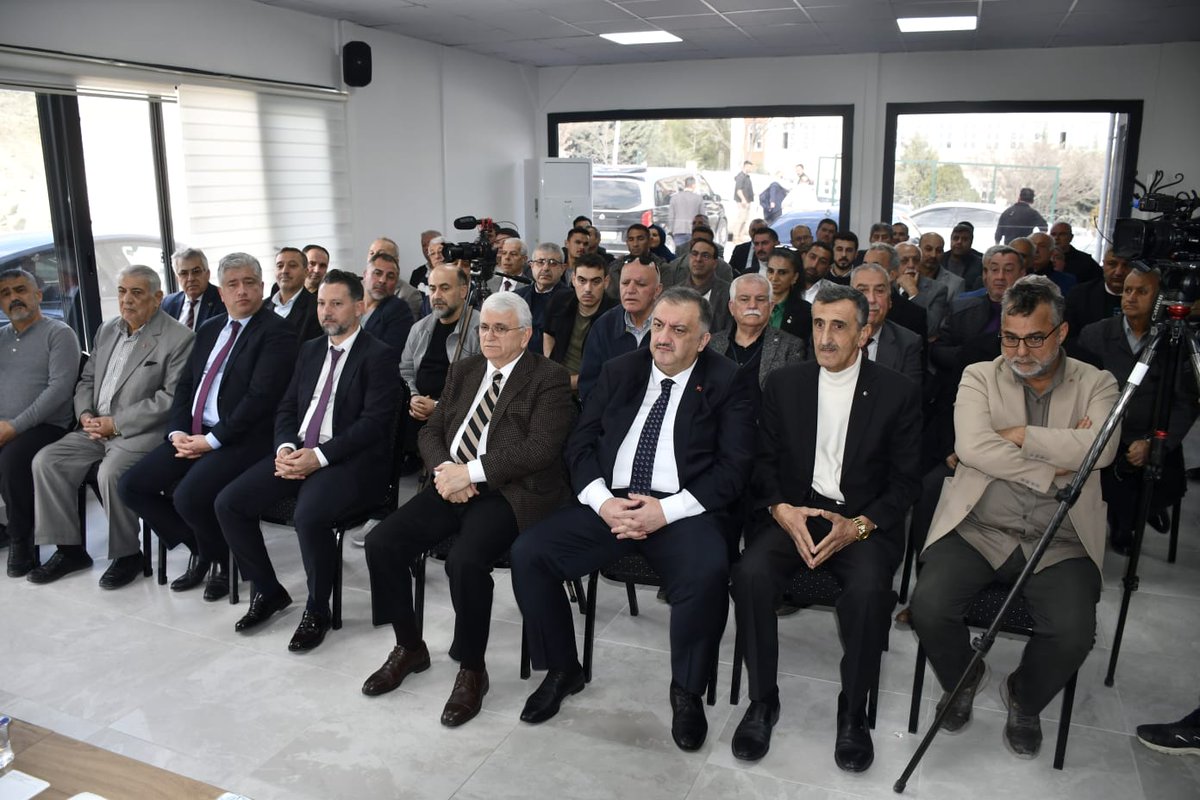 hasankaraltr's tweet photo. Genel Başkanımız Sn. Ali Babacan ile birlikte depremden en çok etkilenen kesimlerin başında gelen esnaf ve sanatkârlarımızla bir araya geldik, sorun ve taleplerini dinledik.

Yıkıntıların arasında yeniden ayağa kalkmak için gayret gösteren, binbir emekle çabalayan esnafımızın sesi olmaya devam edeceğiz.

📍 Hatay Esnaf ve Sanatkarlar Odaları Birliği