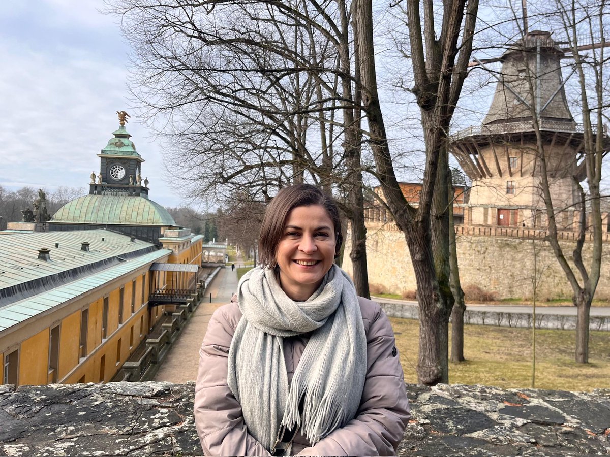 ilknurdozturk's tweet photo. Hikaye bu ya Kral II. Frederick #postdam 'da saray yapmak ister. Beğendiği arsanın sahibi değirmenci, satmaya ikna olmaz. Baskılara karşı "Berlin'de hakimler var" der. Bu sözden çok etkilenen kral, sarayın yerini değiştirir. Değirmeni koruma altına alır. O değirmen işte arkamda. https://t.co/6WqKcLekl8