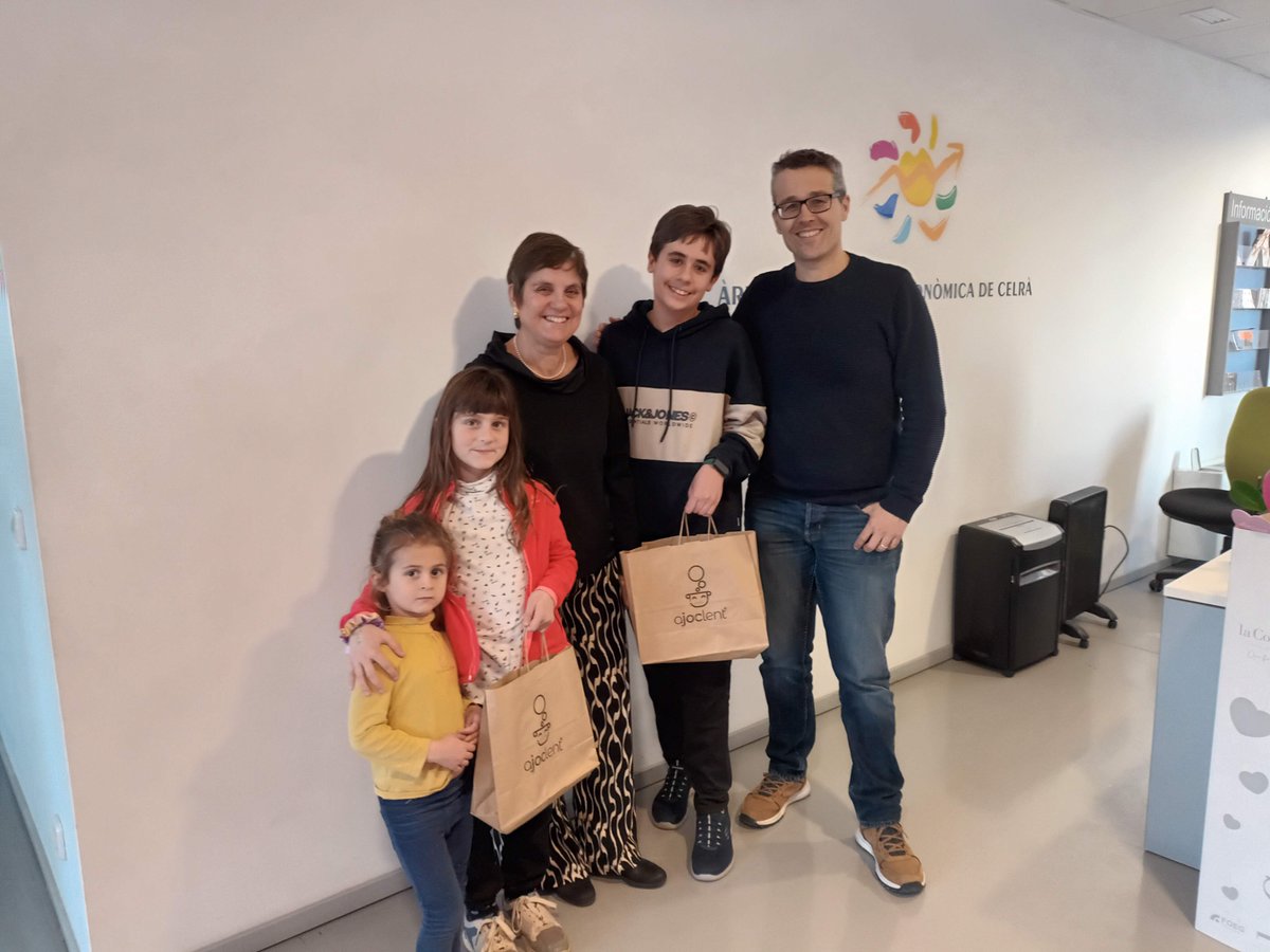 Avui hem entregat els premis de la 2a edició del joc, Endevina-la, a Celrà, coorganitzat amb <a href="/CNLGirona/">CNL de Girona</a>  En aquesta segona edició hi han participat una vintena d'establiments. Durant unes setmanes, els establiments comercials van exposar un cartell amb un jeroglífic. #endevinala