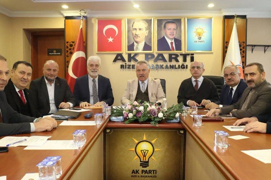 yavuzdegirmenci's tweet photo. İŞKUR'un amacı: İşsizlere iş bulmak.
Rize İl Müdürü Hasan Kiraz (Başkanın solunda Ak saçlı) ne yapıyor;
Ak Parti İl Binasında kendine mi iş arıyor, yoksa torpil listesi mi güncelliyor? 🤔
Madem öyle;
İŞKUR kapatılsın, İş İlanları Ak Parti sitesinde yayınlansın.
#PartiDevleti https://t.co/9G8Vw0e7Oe