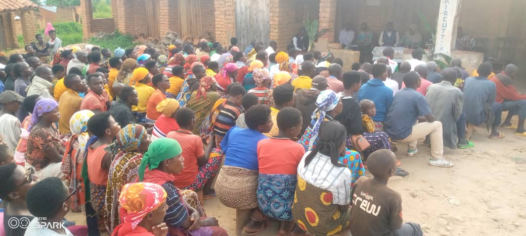 CommuneMakamba's tweet photo. .../...Mur'izi ngendo yahimirije abenegihugu kwitwararika indero y'abana, gukurikirana urwaruka ruri mumashure ngo rugume kw'ishule.Ku mitumba ya Kirare na Nyankara yakiriye ibibazo vy'abene gihugu bitandukanye aho yabaha inyishu yongera abahamagarira kuvavanura n'inzoga zitemewe https://t.co/KaeJYtUoxq