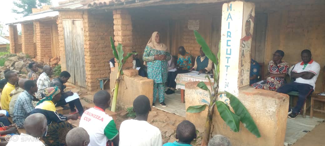 CommuneMakamba's tweet photo. .../...Mur'izi ngendo yahimirije abenegihugu kwitwararika indero y'abana, gukurikirana urwaruka ruri mumashure ngo rugume kw'ishule.Ku mitumba ya Kirare na Nyankara yakiriye ibibazo vy'abene gihugu bitandukanye aho yabaha inyishu yongera abahamagarira kuvavanura n'inzoga zitemewe https://t.co/KaeJYtUoxq