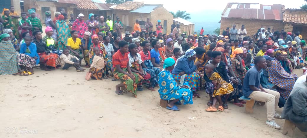 CommuneMakamba's tweet photo. .../...Mur'izi ngendo yahimirije abenegihugu kwitwararika indero y'abana, gukurikirana urwaruka ruri mumashure ngo rugume kw'ishule.Ku mitumba ya Kirare na Nyankara yakiriye ibibazo vy'abene gihugu bitandukanye aho yabaha inyishu yongera abahamagarira kuvavanura n'inzoga zitemewe https://t.co/KaeJYtUoxq