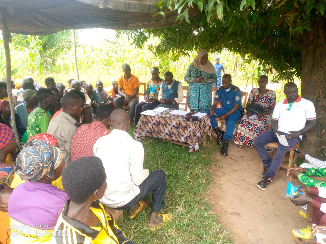 CommuneMakamba's tweet photo. .../...Mur'izi ngendo yahimirije abenegihugu kwitwararika indero y'abana, gukurikirana urwaruka ruri mumashure ngo rugume kw'ishule.Ku mitumba ya Kirare na Nyankara yakiriye ibibazo vy'abene gihugu bitandukanye aho yabaha inyishu yongera abahamagarira kuvavanura n'inzoga zitemewe https://t.co/KaeJYtUoxq