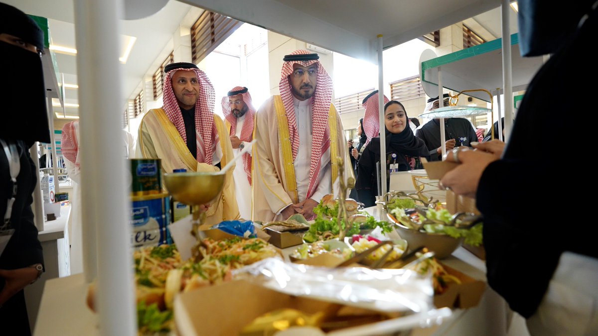 Eyaaaad's tweet photo. مبادرة #المراعي_شيفز إكمال للمبادرات النوعية التي تقوم بها @almarai للمجتمع، هذه المبادرة دعماً للطهاة السعوديين وتطوير أعمالهم من خلال برنامج متكامل من التدريب والتأهيل لضمان استدامة المشاريع، بالتعاون مع مركز دلني @SaudiDBC أحد مبادرات بنك التنمية الاجتماعية.
(إعلان) https://t.co/7pPYprZ61b