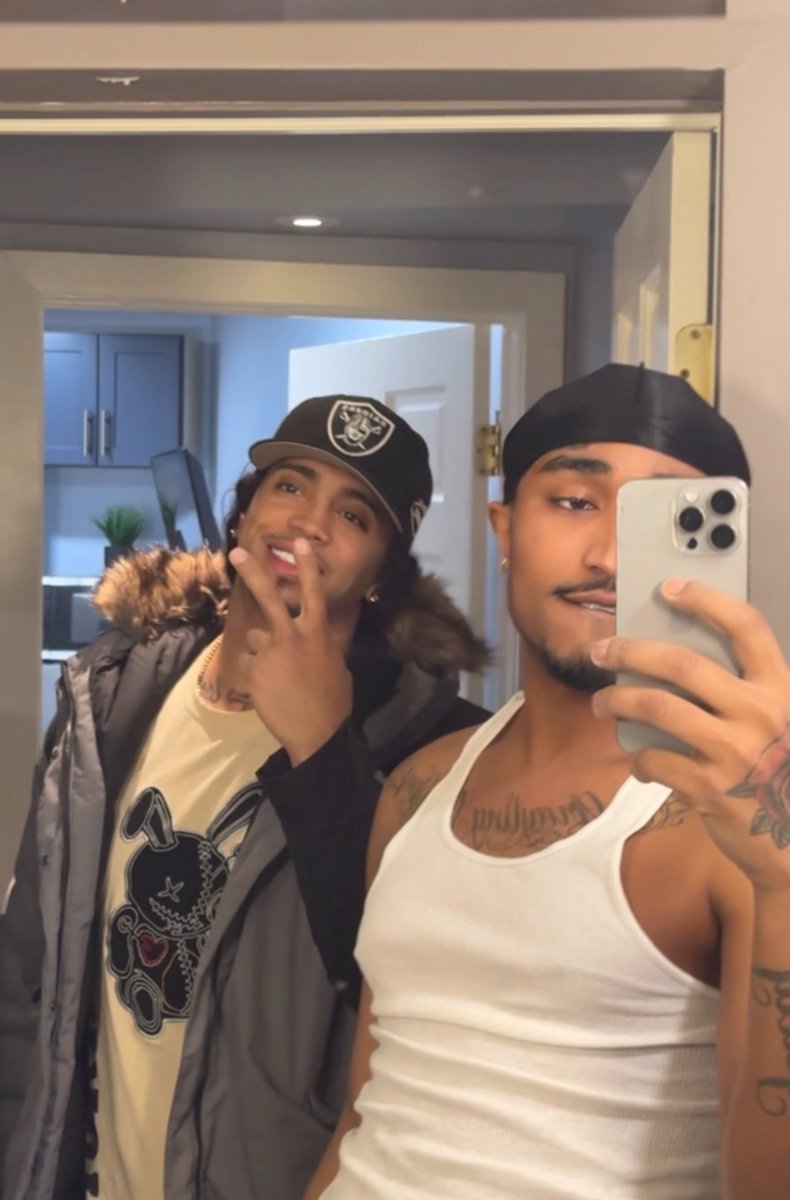klawrence951's tweet photo. My straight friend pulled up on me to smoke a blunt &amp; next thing you know we end up in the shower 😈💦 Subscribe to my OF to see how we ended up here.. 😮‍💨 https://t.co/XFK0k4XJbq