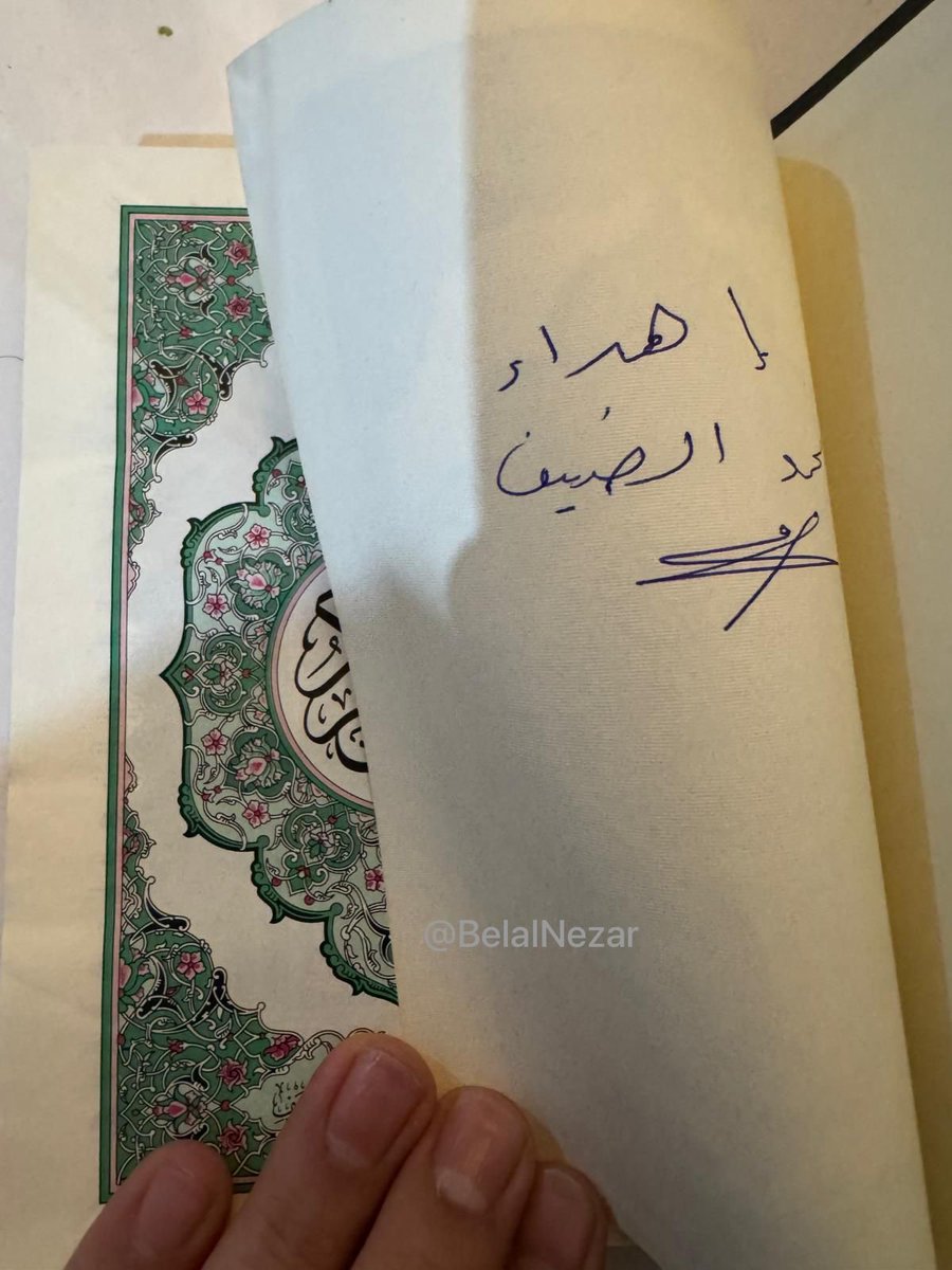 BelalNezar's tweet photo. عن قائدنا الكبير أبو خالد محمد الضيف: زهده، تواضعه، وطيب أصله

أبو خالد رجل من زمن الصحابة، كان يتبرع بنصف راتبه للأيتام، ولسان حاله دائمًا يقول: "كل ما أرجوه من الله أن أكون في منزلة مَن زُحزِح عن النار وأُدخل الجنة، فقد فاز."

تراه في خُلُق الأوَّلين وتواضعهم، ومع كل الهيبة والوقار الذي يُجلِّله، كان زاهدًا في الحياة ومظاهرها، ربّى أسرته على هذا النهج، فعاش هو وزوجاته وأبناؤه مثل عامة الناس، بل في ظروف أشد قسوة من غيرهم، وكان يقول بصريح العبارة: "الناس تعاني الحصار بسبب مقاومتنا للاحتلال، ومن الواجب علينا أن نكون في طليعة المعاناة، دون استثناء."

عانى كثيرًا وصبر، وتحمل هو وعائلته المشاقّ راضين محتسبين، كان مجتهدًا دؤوب العمل، حفظ كتاب الله خلال فترات مطاردته، إذ كان يغتنم خلوته للحفظ والمراجعة، وكان حريصًا على أن تكون ذريته من حفظة القرآن.

كان مقيمًا للصلاة حتى في أشد لحظات الخطر وأصعب ظروف المرض، بارًّا بأهله، واصلًا لرحمه، ومن أكثر الناس رحمةً بالأيتام وبرًّا بهم، علمتُ مصادفة أنه، منذ حصوله على راتبه الأول وحتى استشهاده، كان يقاسمه مع الأيتام، رغم أن راتبه بالكاد يكفي لعائلته.
هذا الرجل الفريد في كل جوانب حياته لا يخلو له مجلس من ذكر سيرة النبي، صلى الله عليه وسلم، وصحبه الكرام، وكان حريصًا على أن يحفظ أبناؤه القرآن، والتسجيل في دورات التحفيظ والتجويد، لكنه كان يرى أن التفسير أهم من مجرد الحفظ، فكان يقول دائمًا: "ما فائدة الحفظ بدون فهم؟" لذا، أقرَّ على كل جندي دراسة تفسير القرآن، إيمانًا منه بأن الفهم العميق لكتاب الله هو الأساس الحقيقي للعلم والعمل.
كان شديد الاهتمام بأهالي الشهداء والأسرى والجرحى، وأتذكر موقفين عشتهما معه، الأول، حين علم أن ابن أحد الشهداء قد ضُيّق عليه في عمله ورزقه، فزاره في بيته منتصف الليل، وأنصفه قائلًا: "لو كان والده موجودًا، لكان لمديره رأي آخر!"، الثاني، مع أحد الجرحى الكبار، كان يعاني في الذهاب إلى عمله بسبب ظروفه الصحية، وعندما بلغه أن وضعه المادي لا يسمح بشراء سيارة، أرسل له سيارة هدية عبر الشهيد إسماعيل لبد، رحمه الله.

كذلك له اهتمام خاص بأبناء الأسرى، فكان يسعى لمساعدتهم في إتمام دراستهم، وكان وفيًّا لمن سبقوه في الجهاد، ودائمًا ما كان يقول: "هؤلاء أهل بدر"، في إشارة إلى أنهم من أوائل المجاهدين.

حين اعتُقل في سجون الأمن الوقائي، تمكن من الهرب بعد أن تعاطف معه أحد الضباط وسرّب له مفاتيح الزنزانة وسهّل هروبه من المبنى، لاحقًا، اعتُقل هذا الضابط وتعرض لتعذيب شديد قبل أن يتم فصله من عمله، لم ينسه أبو خالد أبدًا له هذا الوفاء بل كان دائم الذكر له بالخير، وحرص على مساعدته والاهتمام بأسرته وهو بالمناسبة كان سابقًا من كوادر الجبهة الشعبية والتحق بالقسام كقائد لأحد السرايا.
 رضي الله عنك يا سيدي الشهم النبيل، وجمعنا بك في جنات النعيم.