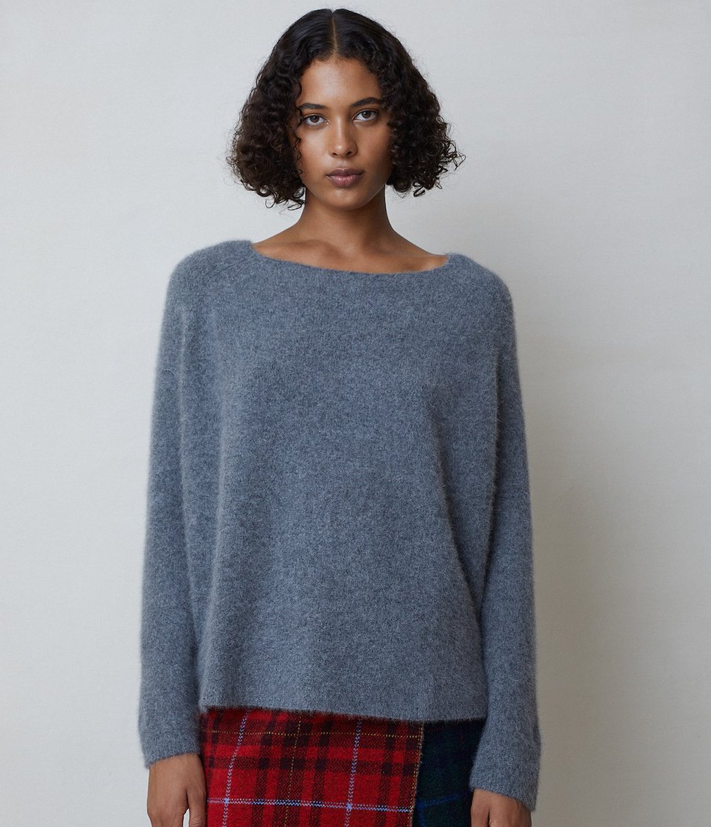 Buenas tardes
El jersey de <a href="/LeborGabala/">LEBOR GABALA</a> sigue siendo el rey.
Entra a verlo a mi blog telademoda.com