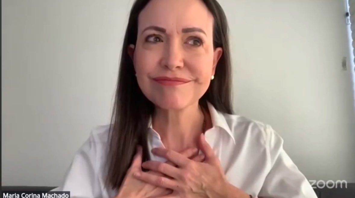 Les confieso algo, me resulta repugnante que una persona hable de temas serios y ponga una sonrisa como la del guasón.

Es algo que supera mi autocontrol y más cuando lo hace con una arrogancia estúpida, que en lugar de méritos deja tras de sí derrotas y fracasos.

Y sí, hablo de