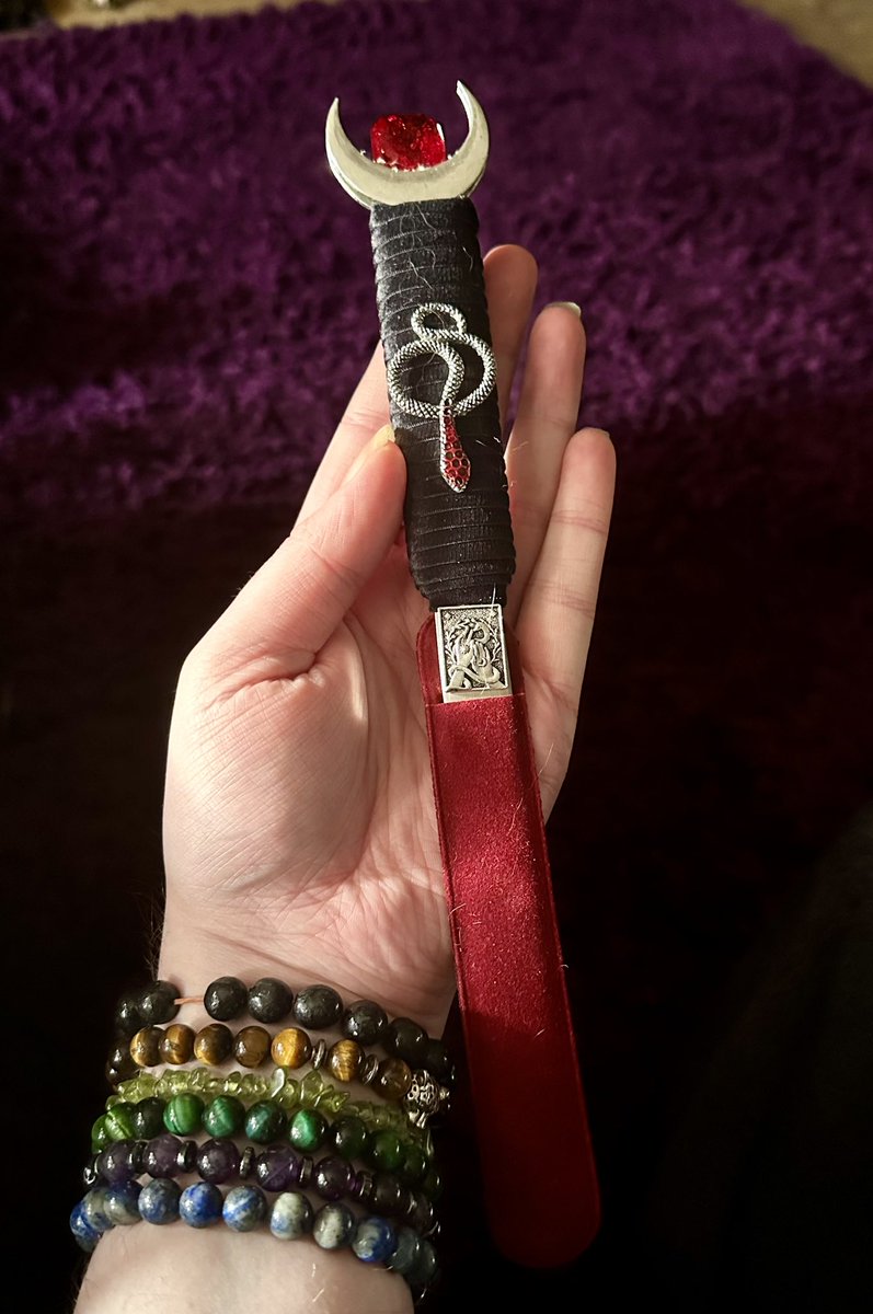 MoonChild_W333's tweet photo. #Lilith #Athame made by a local #Witch with #Ruby gorgeous ❤️❤️❤️🌑🌘 #Paganism #WitchCraft #Magick now this is awesome so made up with it ☺️ https://t.co/cMbOl5t1q2