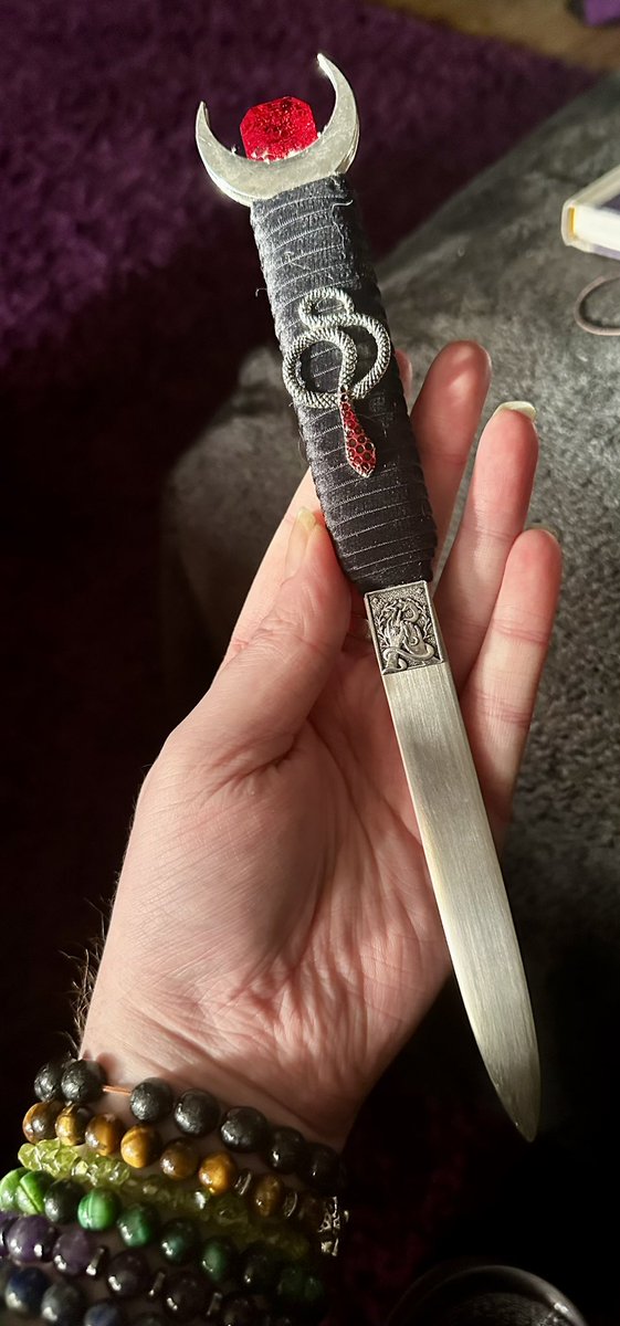 MoonChild_W333's tweet photo. #Lilith #Athame made by a local #Witch with #Ruby gorgeous ❤️❤️❤️🌑🌘 #Paganism #WitchCraft #Magick now this is awesome so made up with it ☺️ https://t.co/cMbOl5t1q2